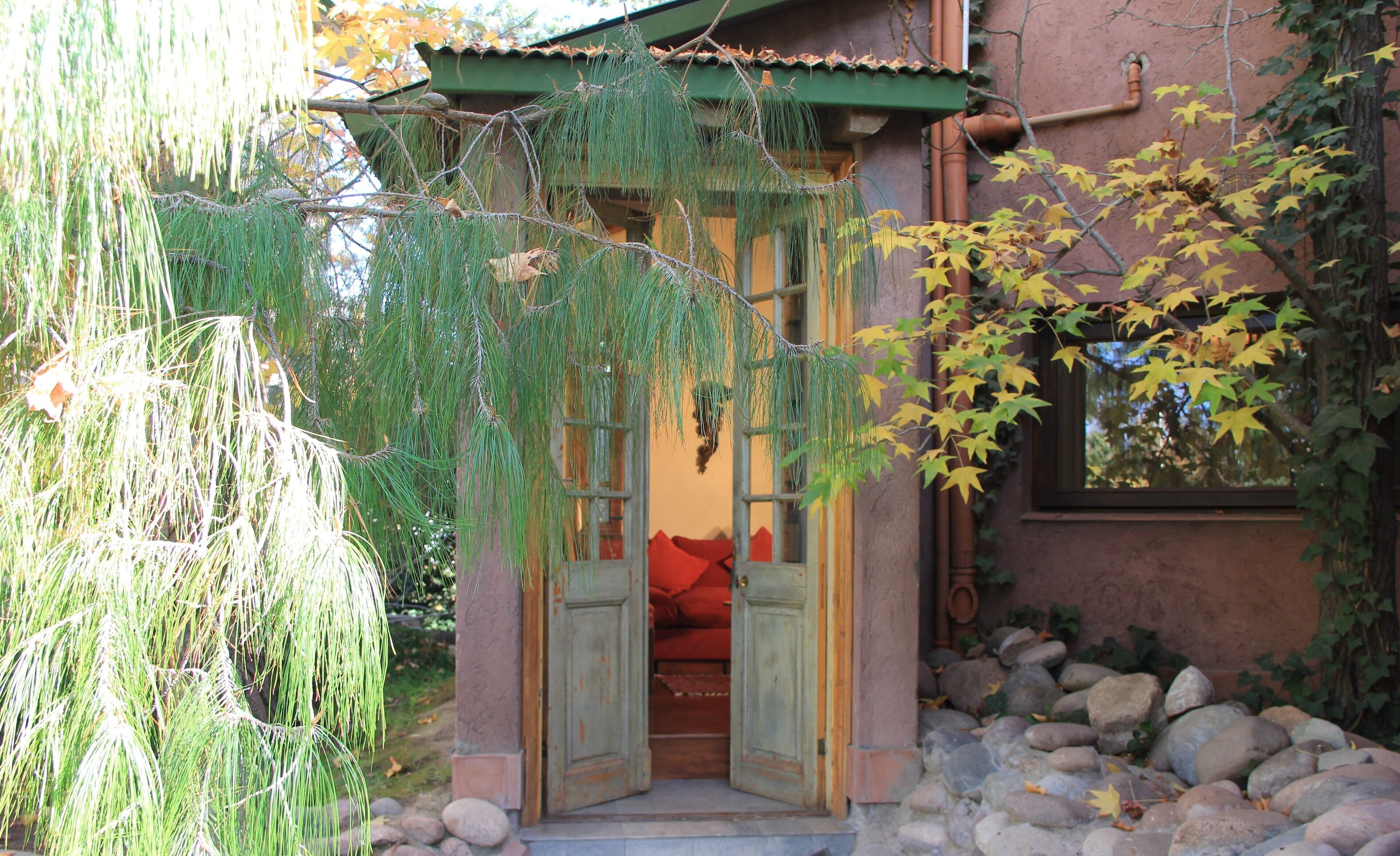Une entrée de style japonais traditionnel, avec une porte en bois et un petit espace de véranda.