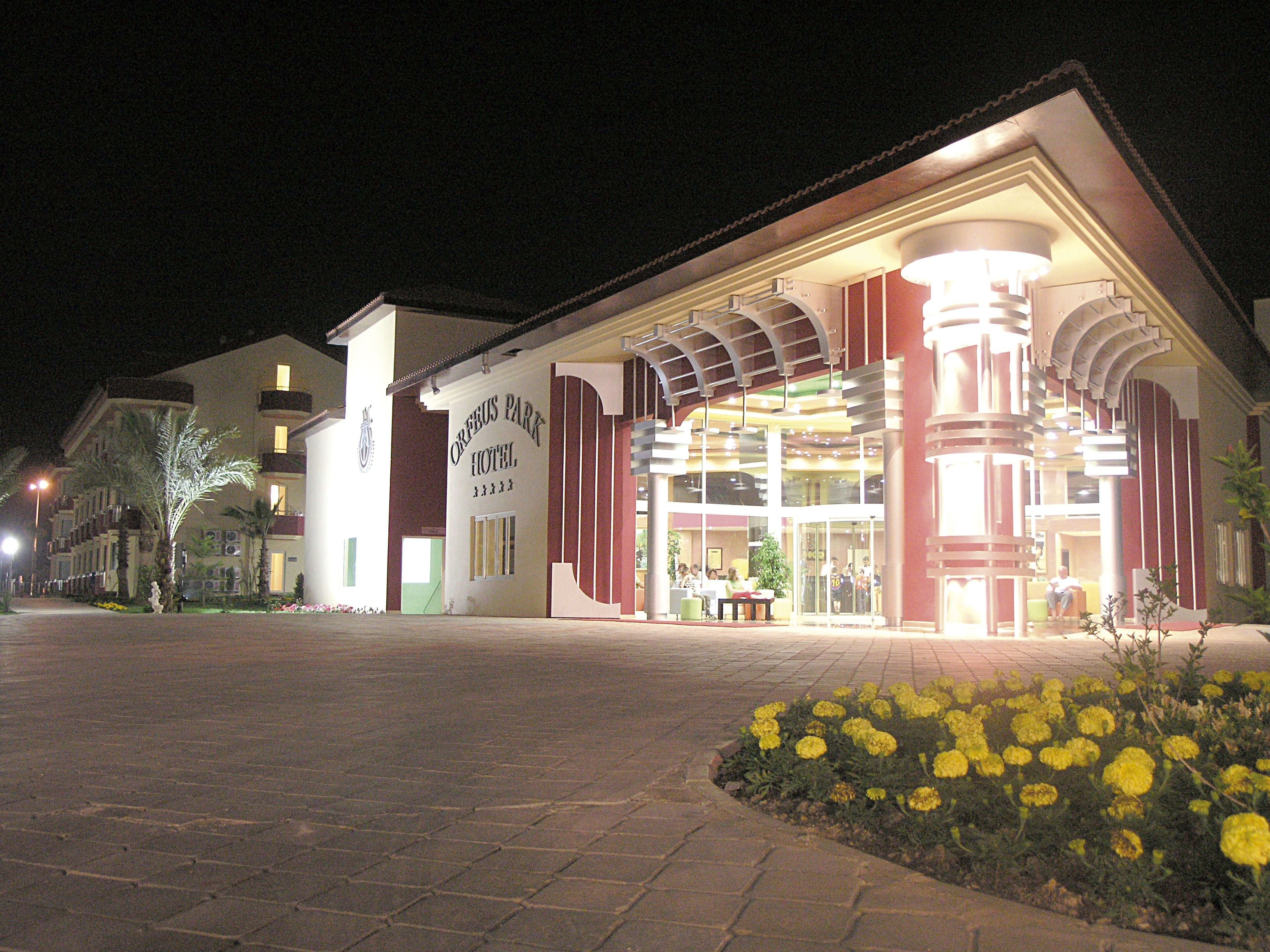 Fassade der Unterkunft – Abend/Nacht