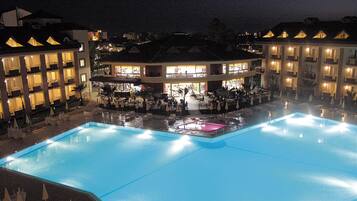 Innenpool, 3 Außenpools, Sonnenschirme, Liegestühle