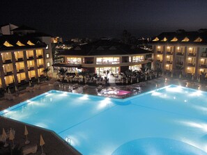 Inomhuspool, 3 utomhuspooler, parasoller och solstolar