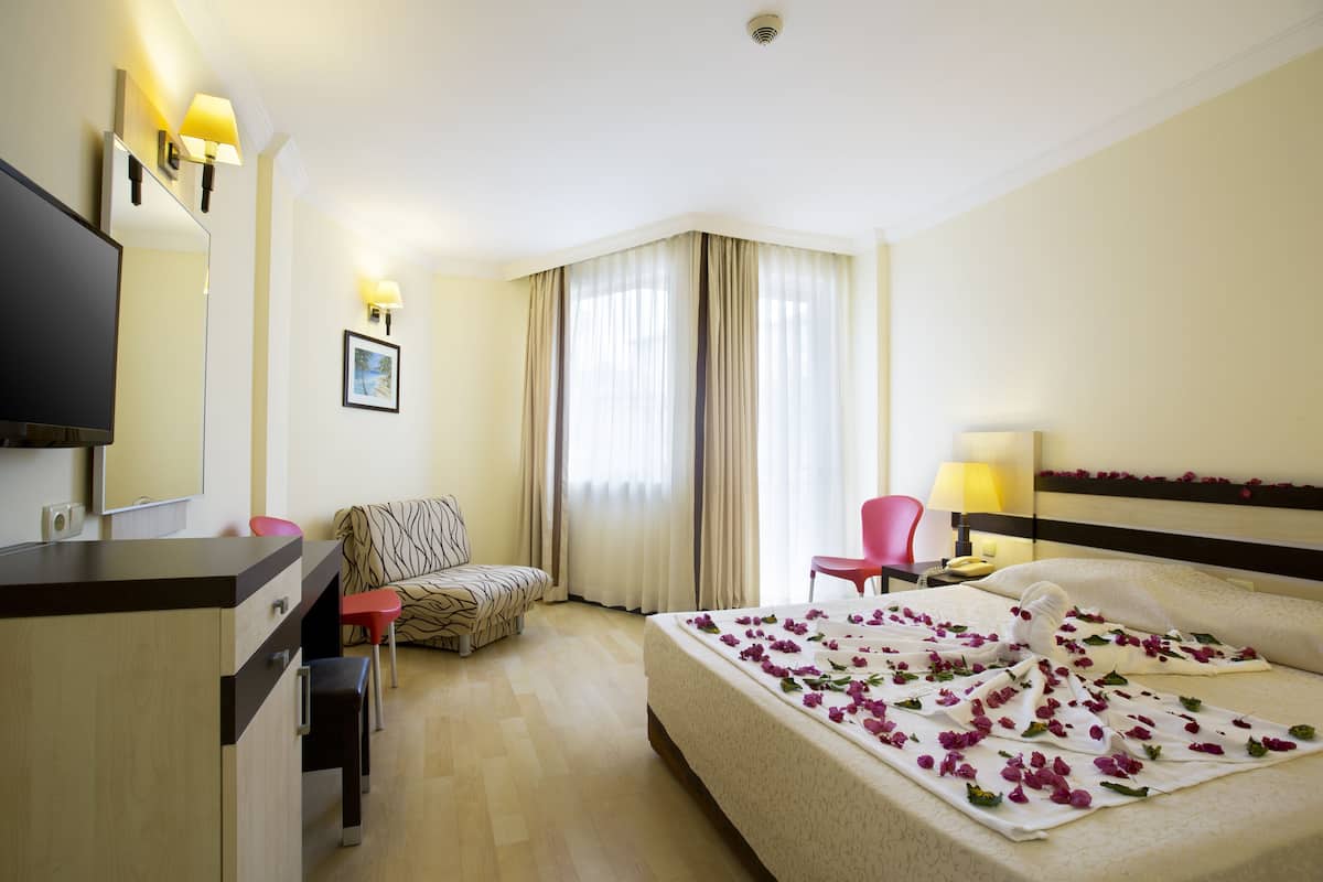 Minibar, desk, soundproofing, free cots/infant beds