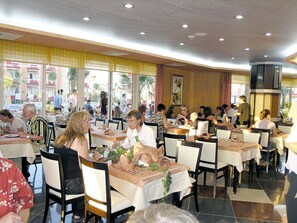 Frukost, lunch och middag serveras