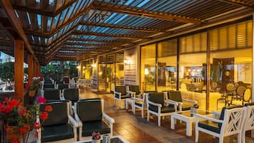 5 bares, 2 bares junto a la piscina, bar en la playa