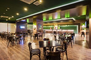 5 barer/lounger, 2 barer ved poolen, strandbar