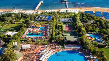 Innenpool, 2 Außenpools, Sonnenschirme, Liegestühle