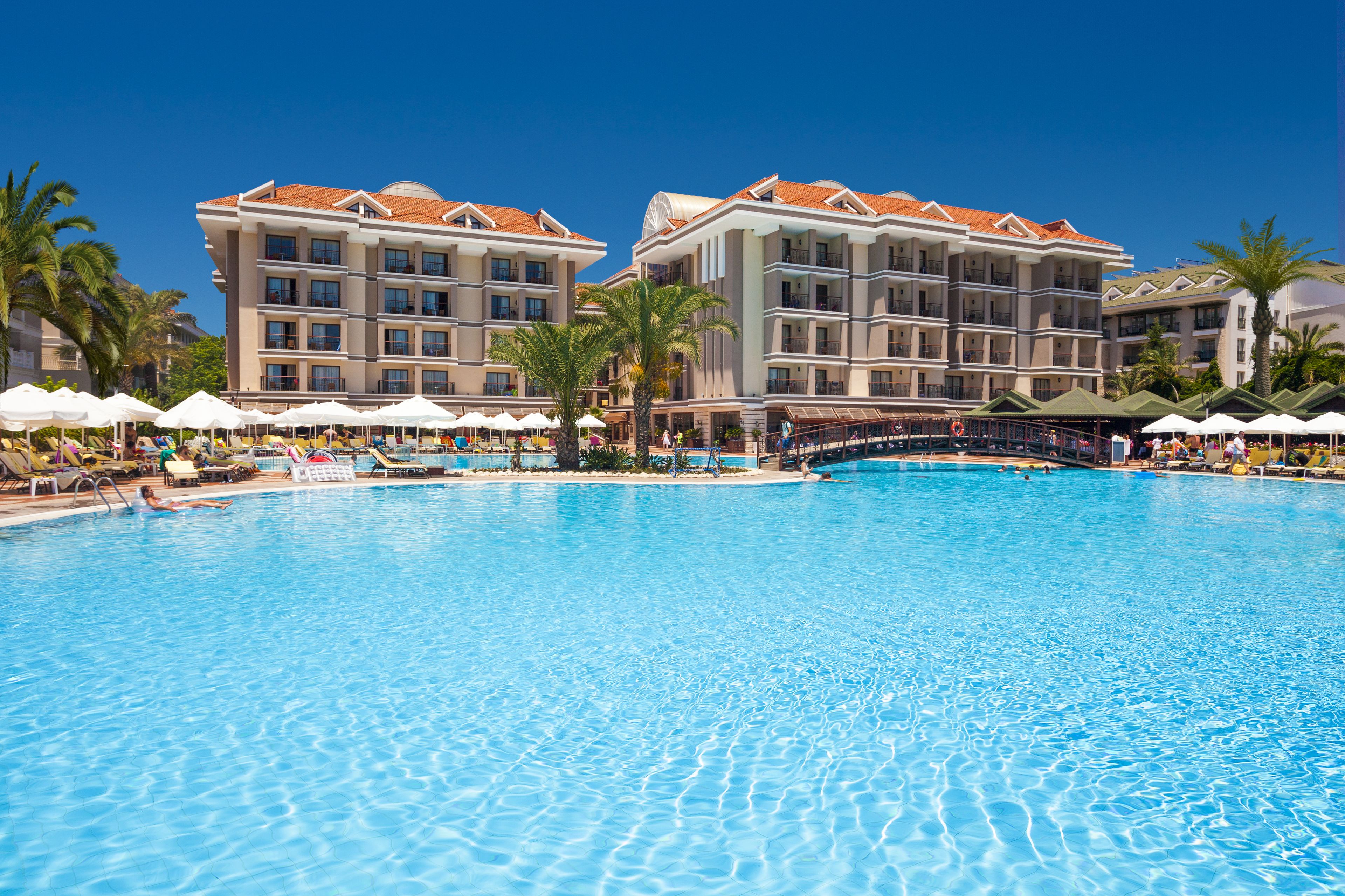 สระว่ายน้ำในร่ม, 2 สระว่ายน้ำกลางแจ้ง, ร่มริมสระว่ายน้ำ