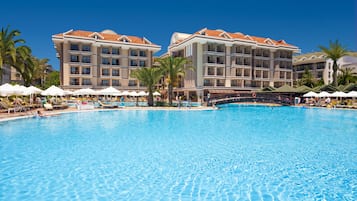 Innendørsbasseng,2 utendørsbassenger, bassengparasoller og solsenger