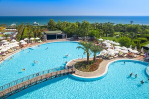 Indendørs pool, 2 udendørs pools, parasoller, liggestole