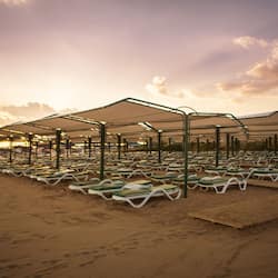 Privatstrand, Liegestühle, Sonnenschirme, Strandtücher