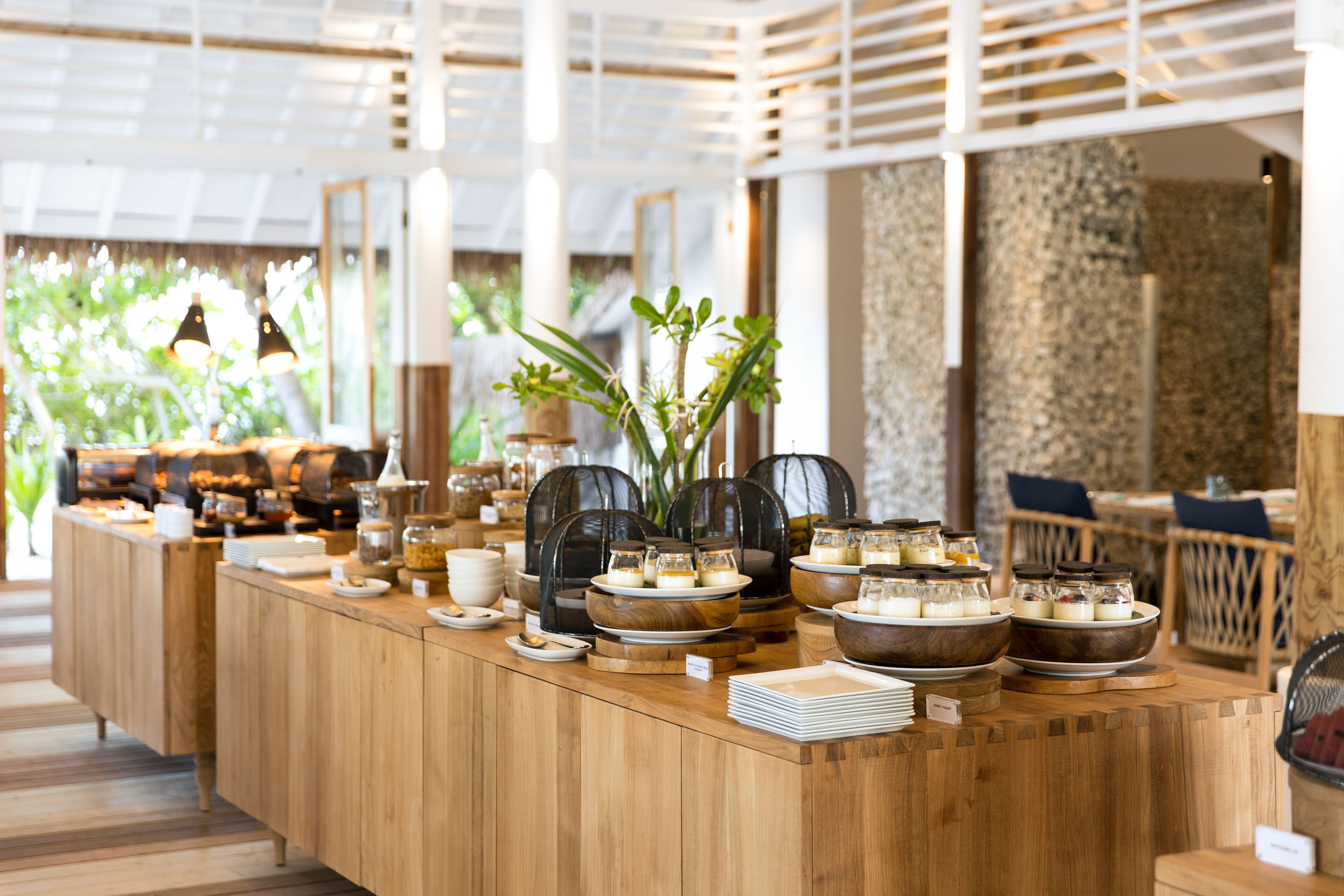 Ein reichhaltiges Buffet mit verschiedenen Speisen und Geschirr.