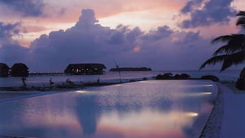 Piscine extérieure, parasols de plage, chaises longues