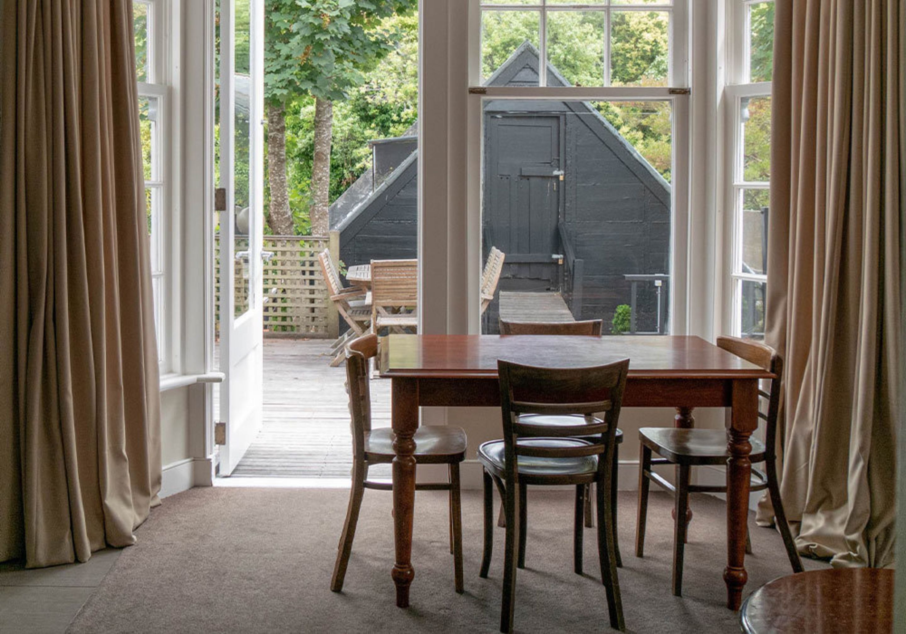 32-吋平面電視、數位頻道、智慧型電視