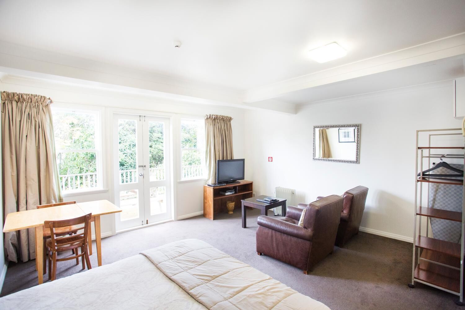 مكتب ومساحة عمل للكمبيوتر المحمول ومكواة/لوح كي وأسرّة قابلة للطي