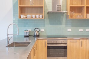 Appartement Standard, 2 chambres, non-fumeurs, cuisine (1 night) | Cuisine privée | Grand réfrigérateur, micro-ondes, plaque de cuisson, lave-vaisselle