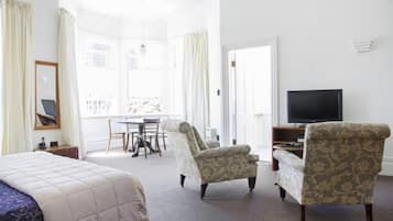 1 slaapkamer, een bureau, een laptopwerkplek