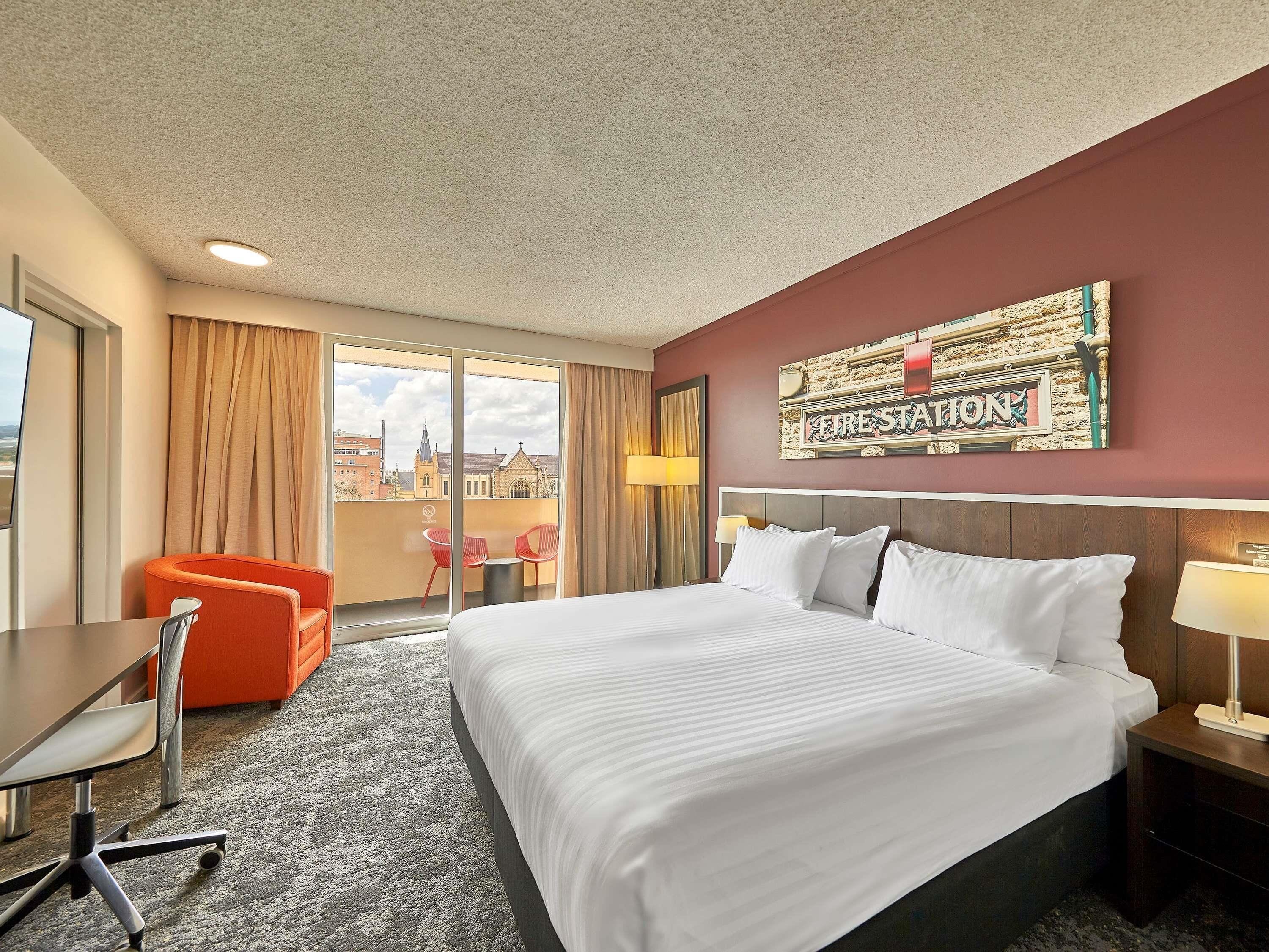 Värdeförvaringsskåp på rummet, skrivbord och arbetsyta för laptop