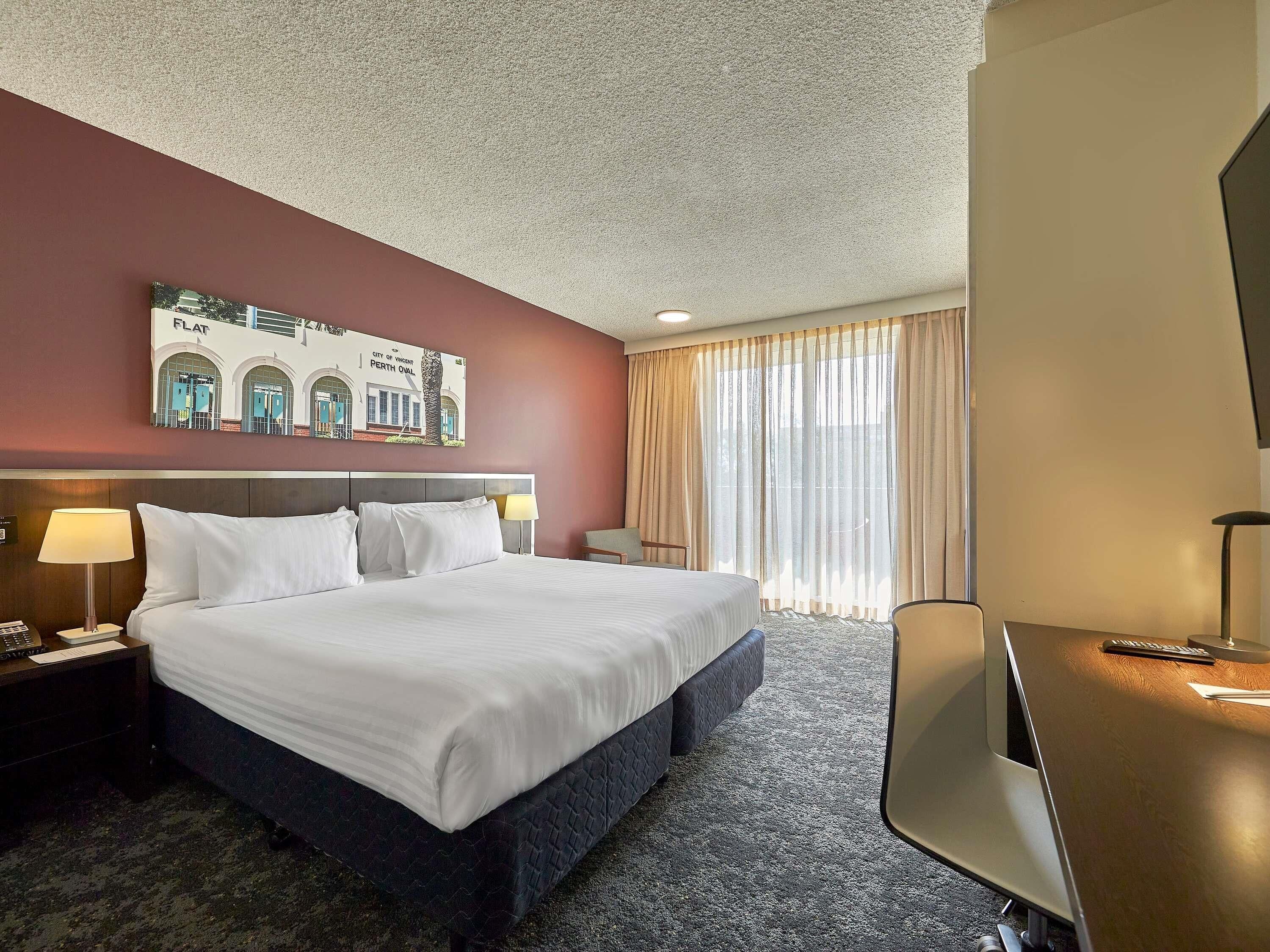 Värdeförvaringsskåp på rummet, skrivbord och arbetsyta för laptop