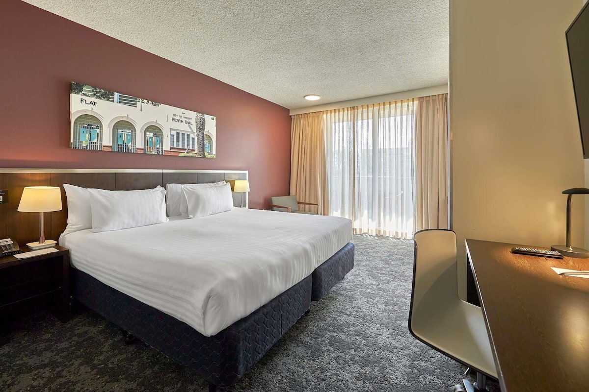 Caja de seguridad en la habitación y escritorio