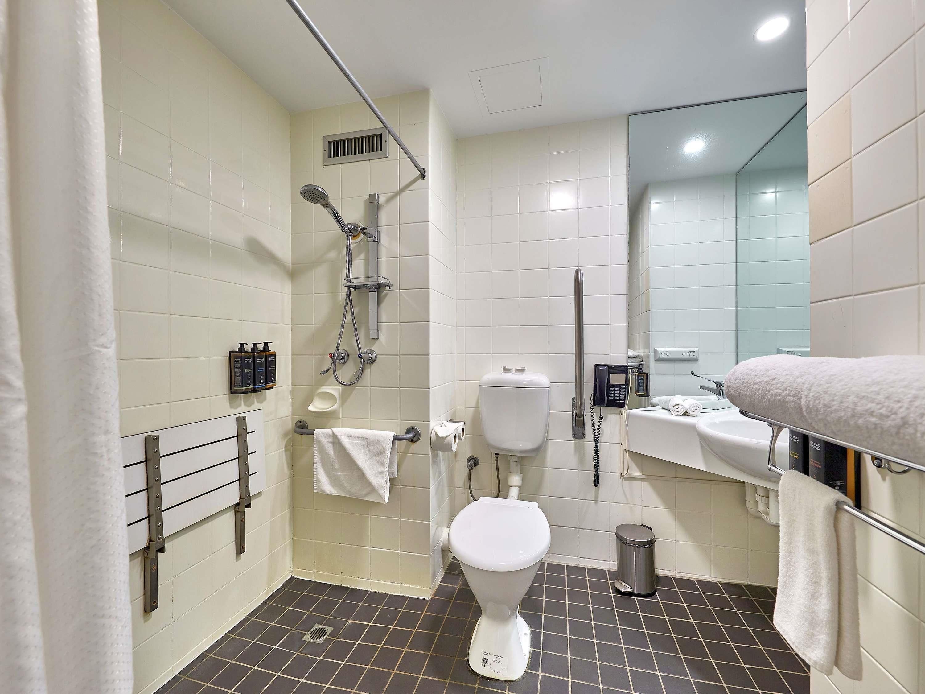 Un bagno con doccia, WC e lavandino.