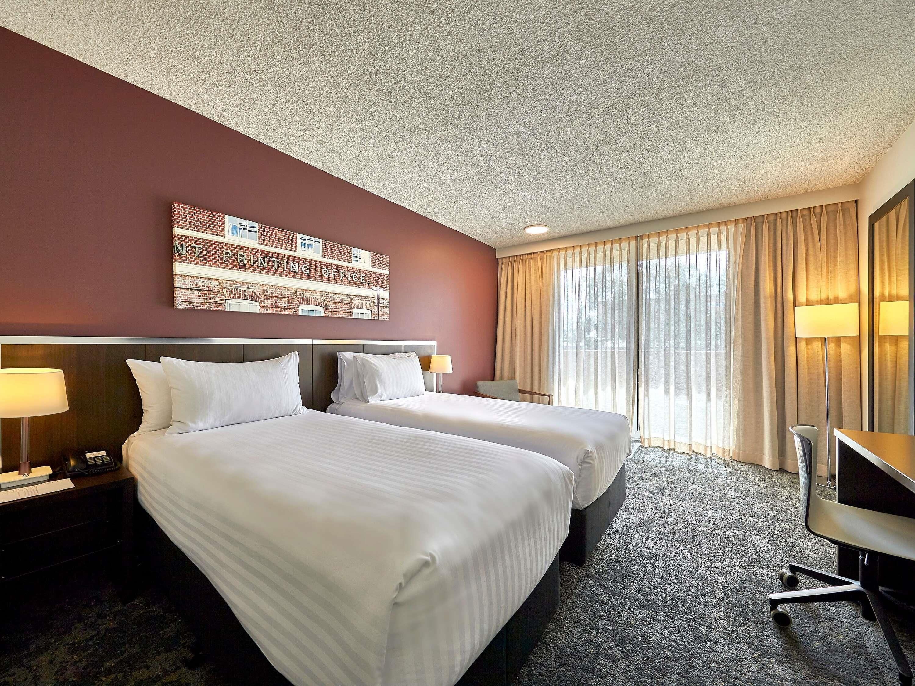 Superior tvåbäddsrum - balkong | Värdeförvaringsskåp på rummet, skrivbord och arbetsyta för laptop