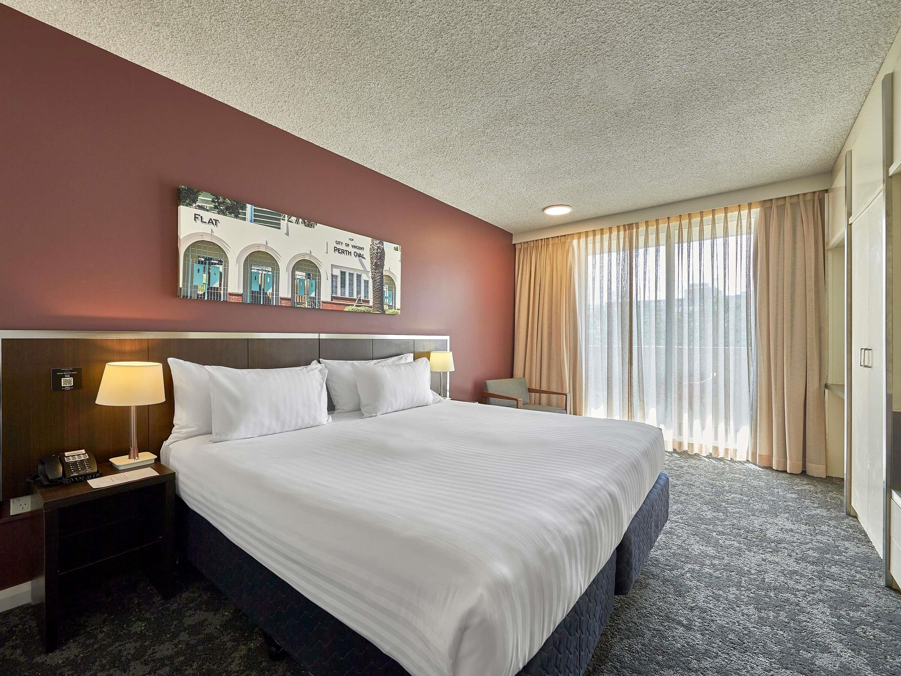 Värdeförvaringsskåp på rummet, skrivbord och arbetsyta för laptop