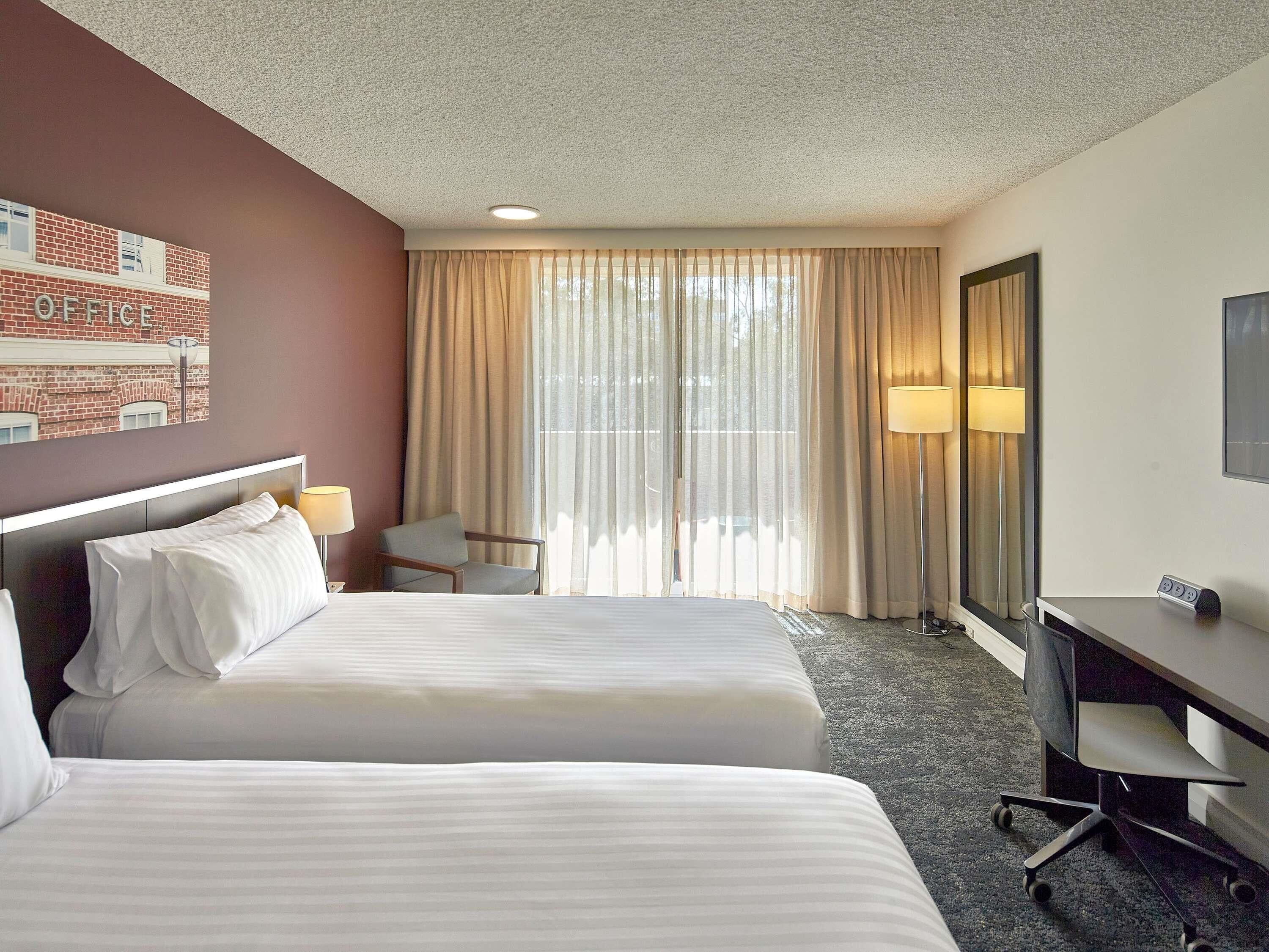 Camera Superior con 2 letti singoli, balcone | Una cassaforte in camera, una scrivania, postazione laptop