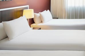 Standard-Dreibettzimmer, 3 Einzelbetten | Zimmersafe, Schreibtisch, laptopgeeigneter Arbeitsplatz