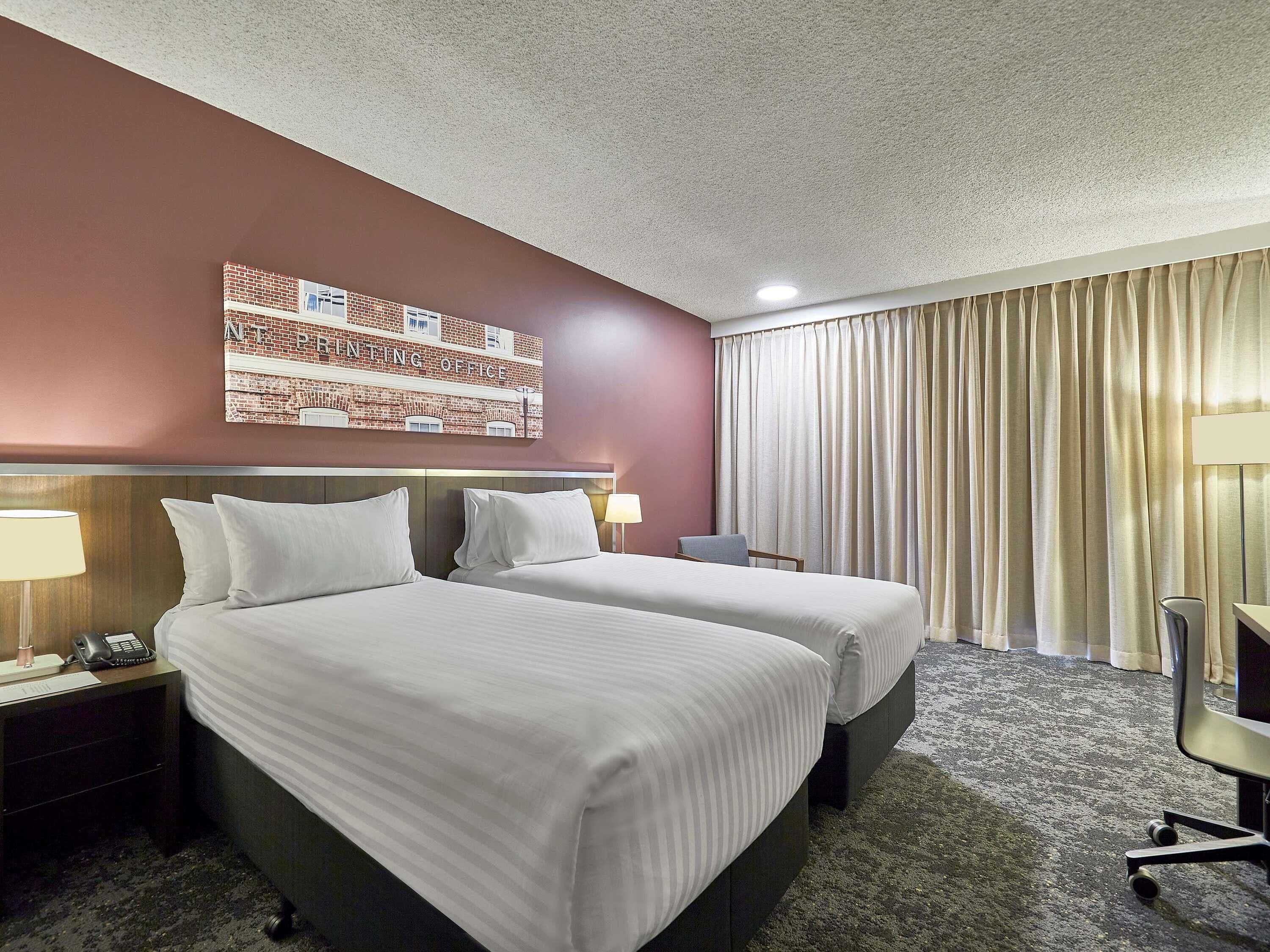 Una cassaforte in camera, una scrivania, postazione laptop