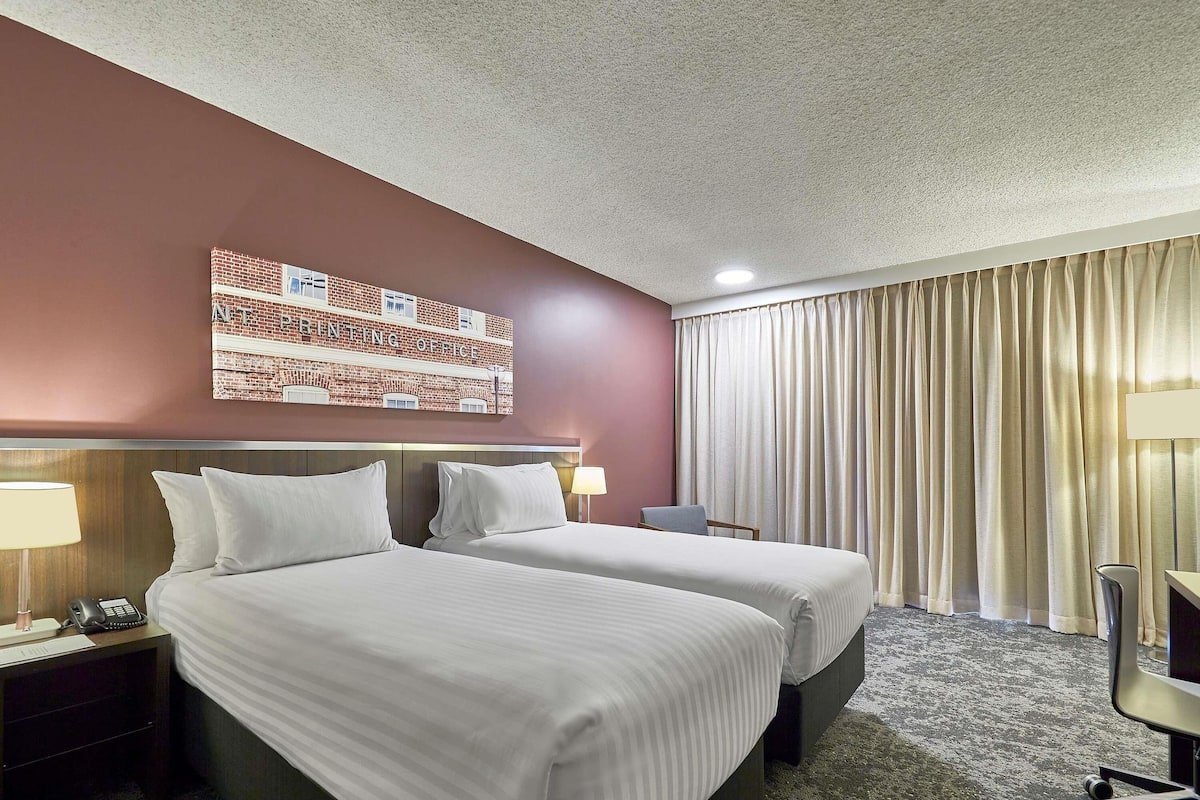 Una cassaforte in camera, una scrivania, postazione laptop