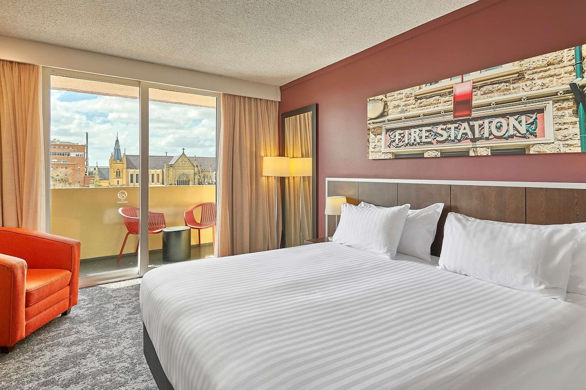 Caja de seguridad en la habitación y escritorio