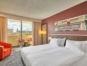 In-room safe, desk, laptop workspace, blackout curtains - Mercure Perth On Hay (Perth)