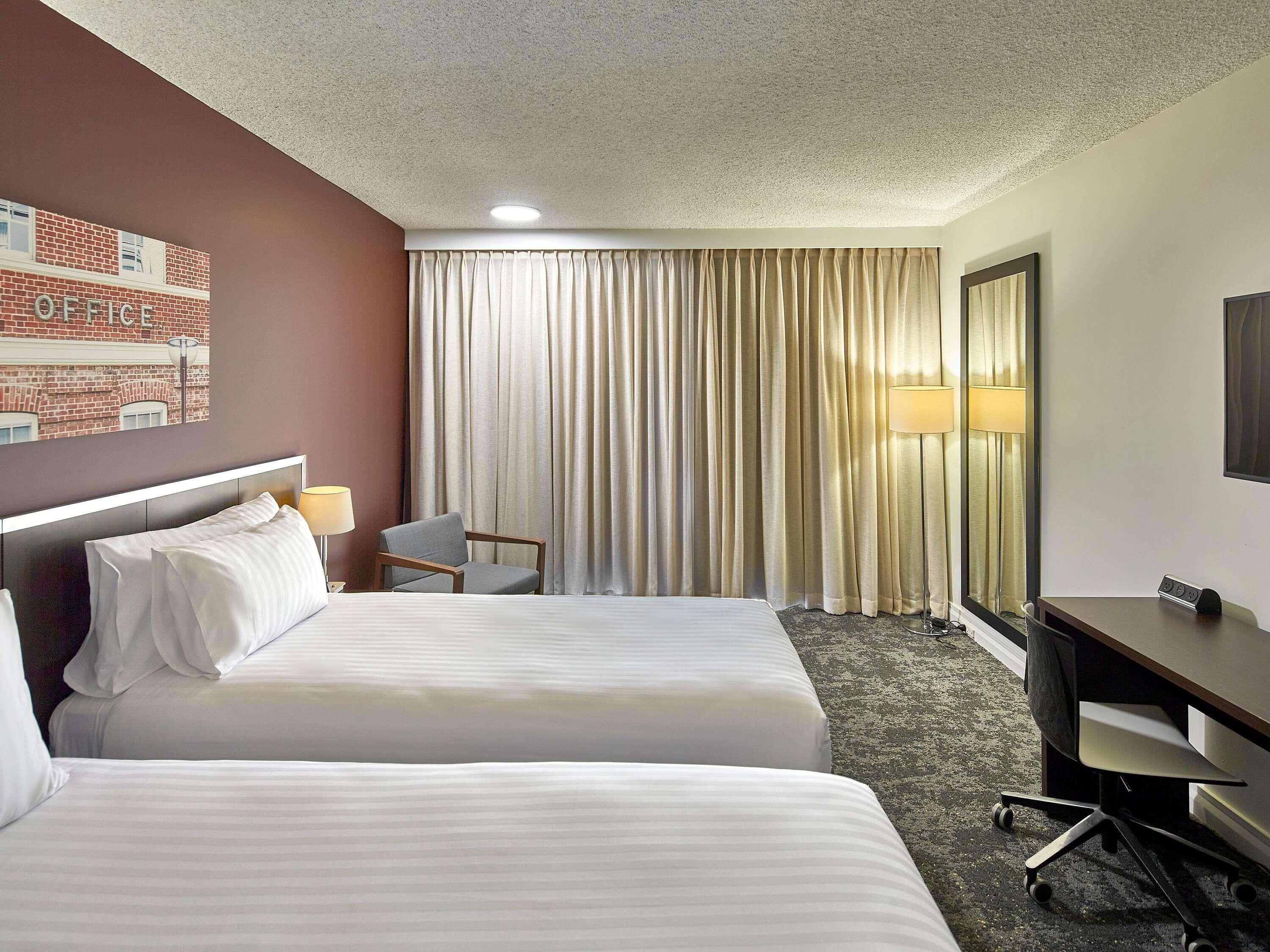 Standardrum - 2 enkelsängar | Värdeförvaringsskåp på rummet, skrivbord och arbetsyta för laptop