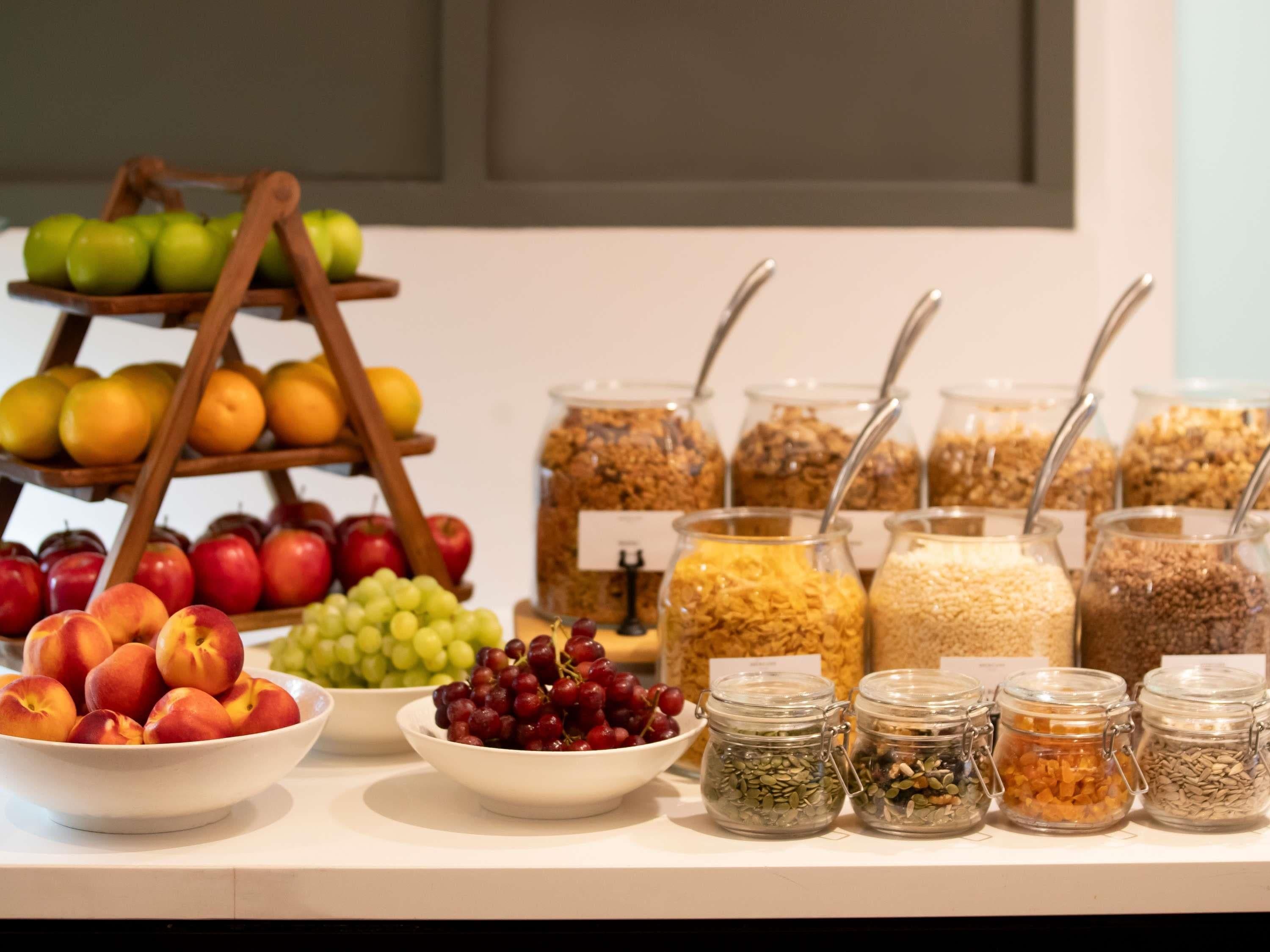 Ein reichhaltiges Buffet mit verschiedenen Früchten und Getreideprodukten.
