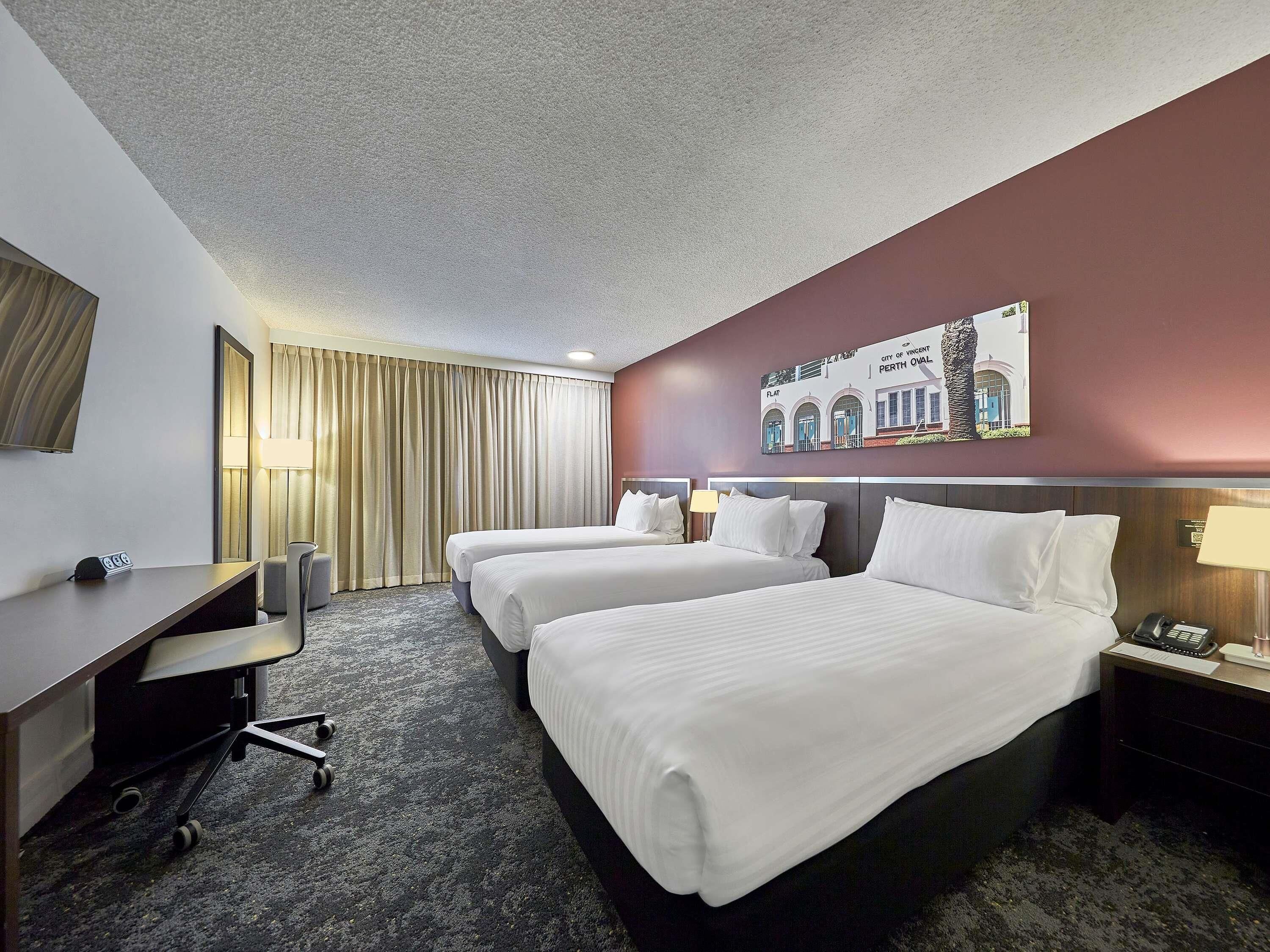 Standard trippelrum - 3 enkelsängar | Värdeförvaringsskåp på rummet, skrivbord och arbetsyta för laptop