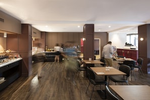 TĂ€gliches FrĂŒhstĂŒcksbuffet (29.5 AUD pro Person)