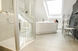 Rainfall showerhead, hair dryer, towels