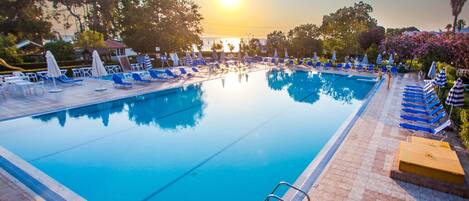 حمّام سباحة خارجي، مظلات على حمّام السباحة، مقاعد للتشمس