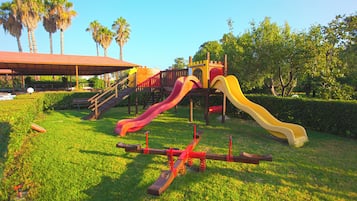 Área de juegos infantiles al aire libre