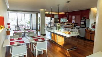 Se sirven desayunos y cocina mediterránea; con vista a la alberca