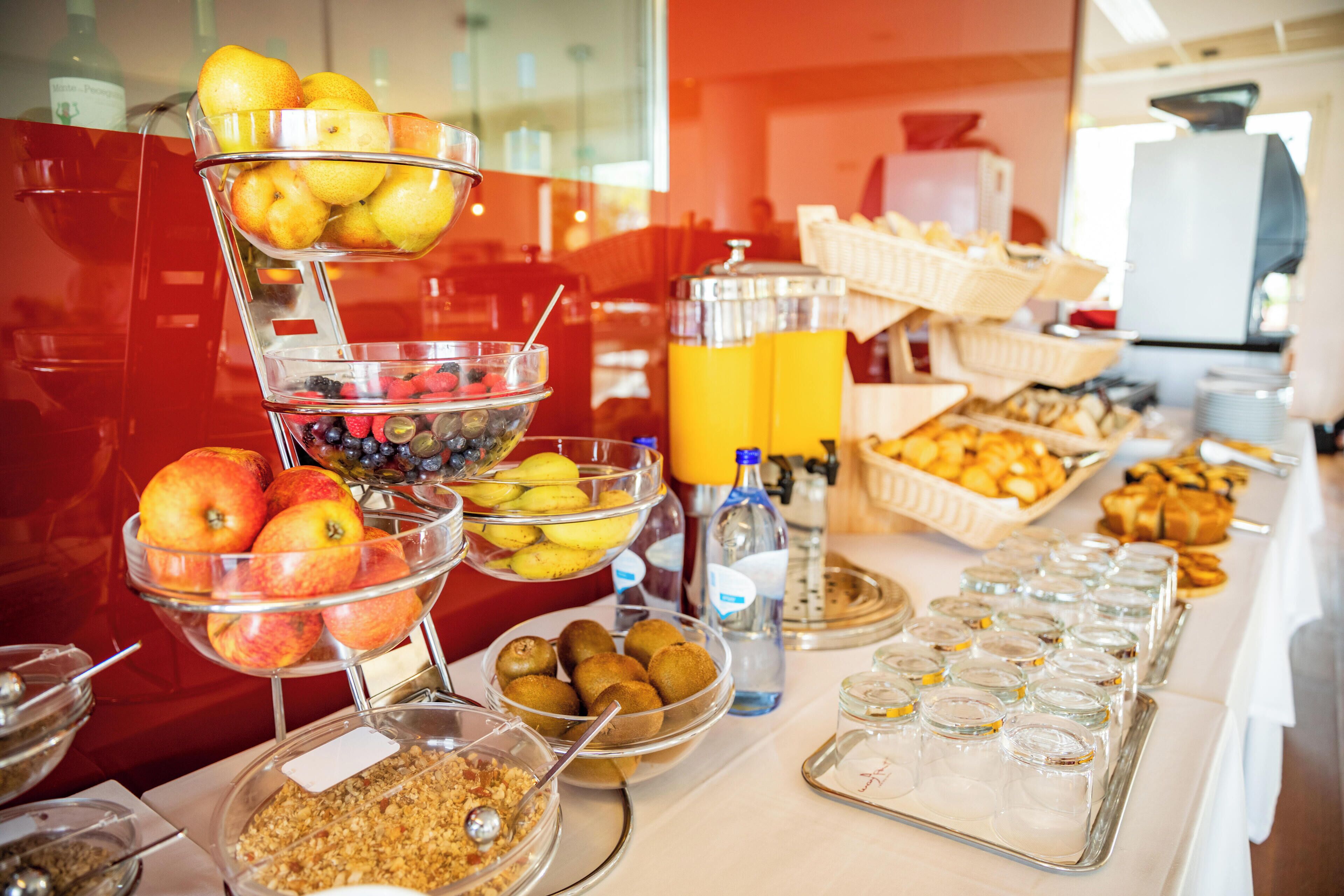 บริการอาหารเช้า อาหารกลางวัน, อาหารเมดิเตอร์เรเนียน, วิวสระว่ายน้ำ