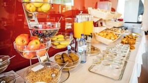 Un buffet proposant divers plats et un distributeur d’eau.