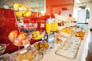 Petit déjeuner, déjeuner et dîner servis sur place, vue sur la piscine