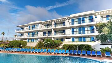 Alberca techada y alberca al aire libre