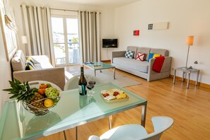 Leilighet, 1 soverom, utsikt mot marina (or Pool View) | Oppholdsrom | TV