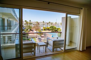 Apartamento superior, 3 quartos, vista para a piscina | Terraço/pátio