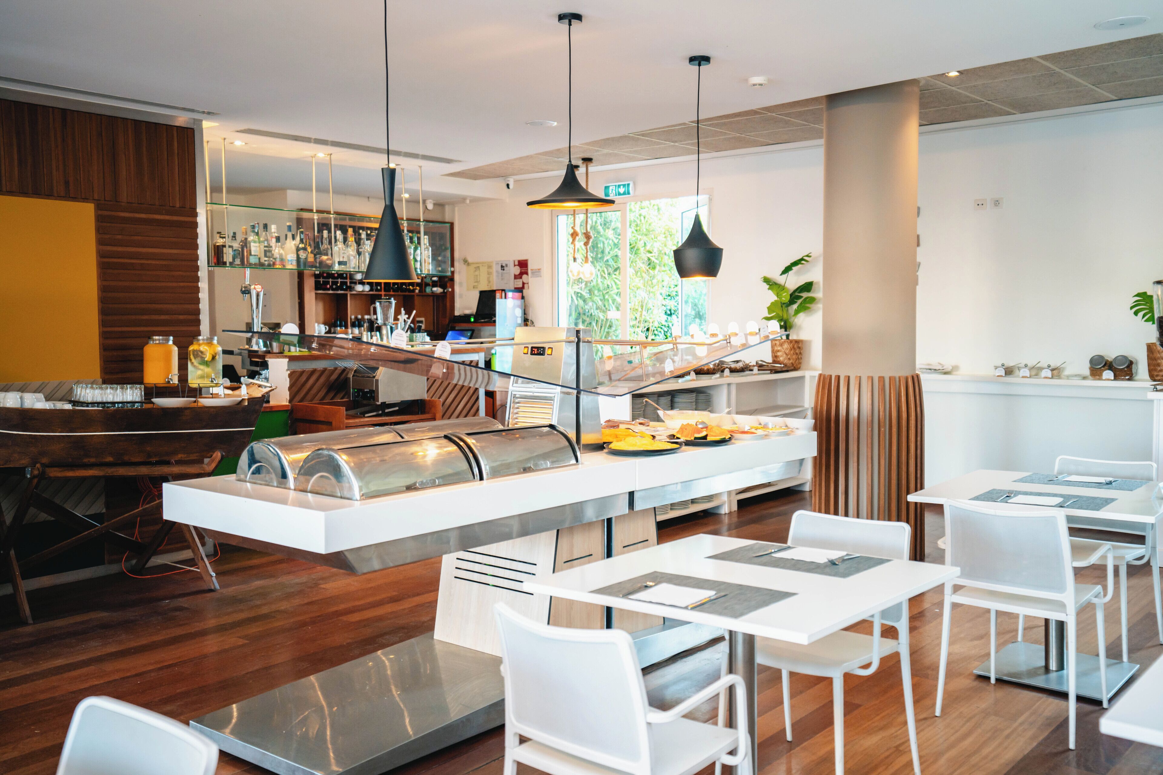 Daily continental breakfast (EUR 14 per person)