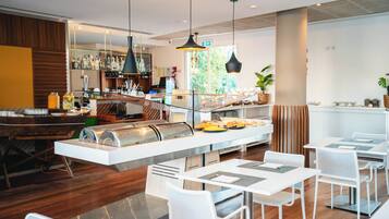 Daily continental breakfast (EUR 14 per person)