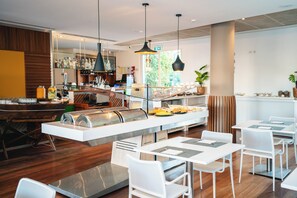 Petit déjeuner continental (14 EUR par personne)