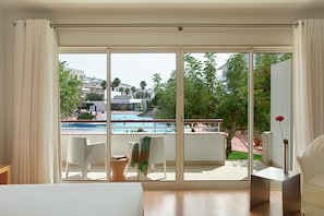 Studio Supérieur, vue piscine | Vue de la chambre