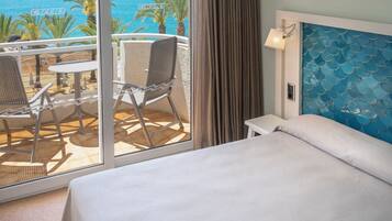 Desk, soundproofing, free WiFi, bed sheets